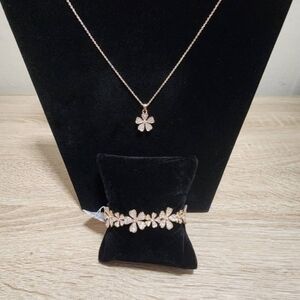 Elegant Gold Flower Necklace and Bracelet Set